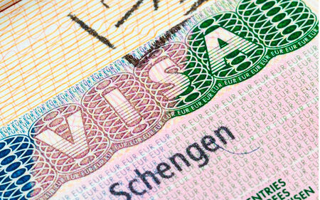 Евродепутаты хотят брать за шенген визу у белорусов «символическую сумму»